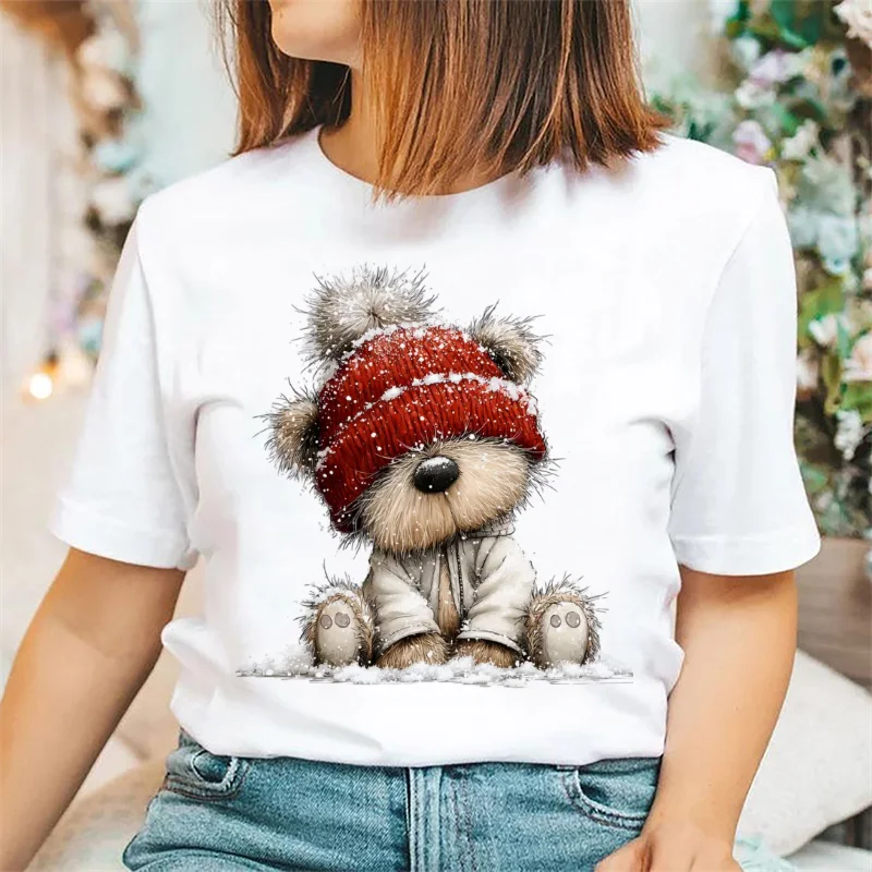 Modna koszulka damska z nadrukiem, świąteczny wzór z misiem, regularny krój, biała koszulka codzienna, urocza koszulka na Nowy Rok.