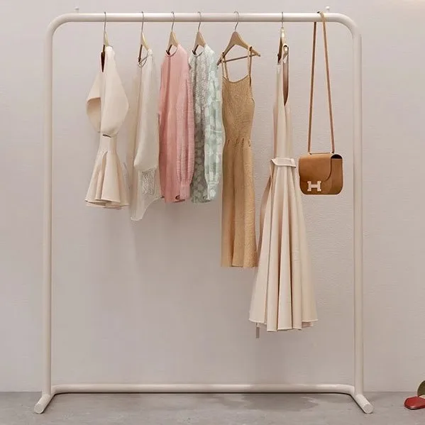 

Молочно-белая витрина для магазина одежды. Стеллаж для витрины для магазина женской одежды.