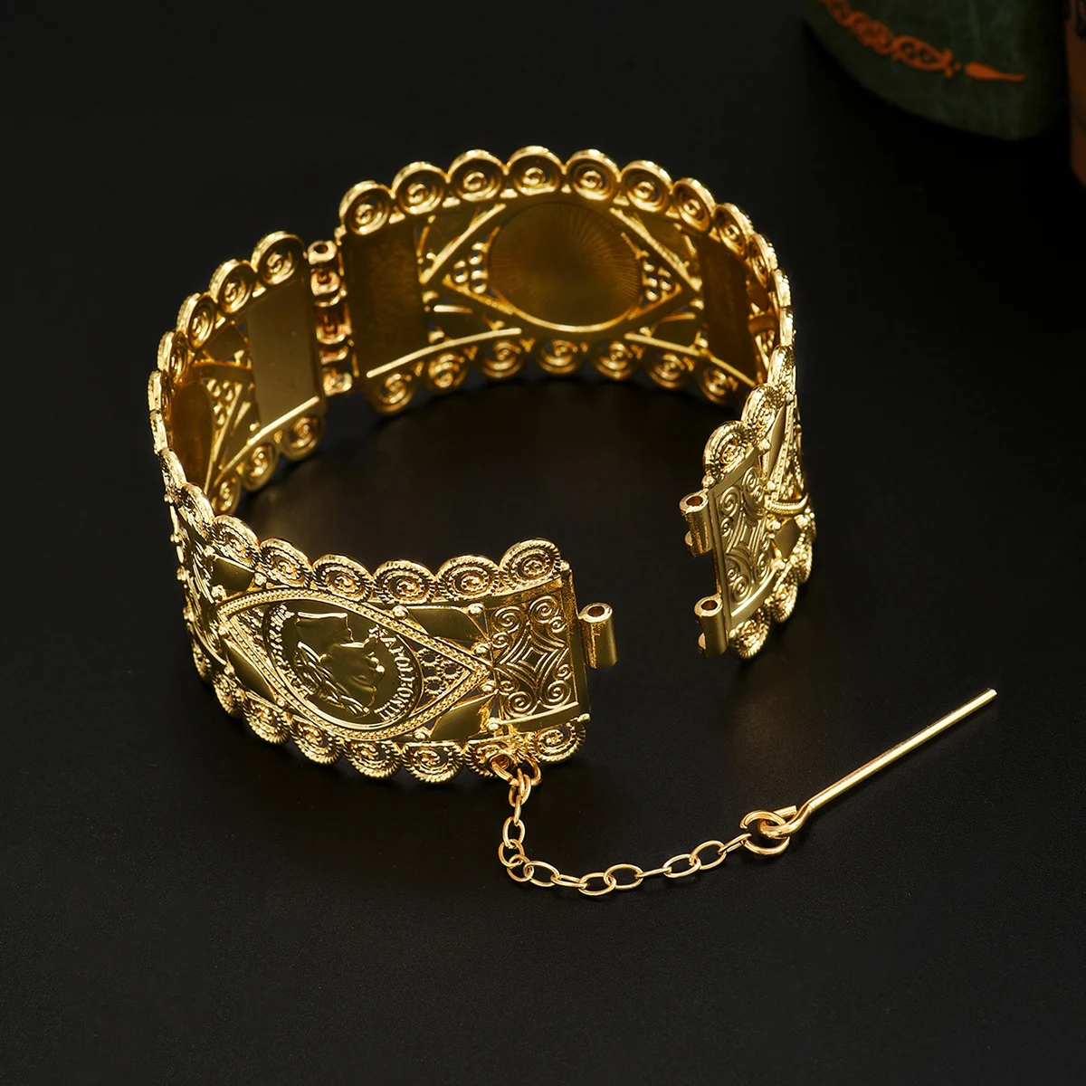 الرجعية الزفاف اليد التبعي فستان معدني مطلية بالذهب سوار محفورة جوفاء التدريجي نمط العروس العربية سوار مفتوح مجوهرات