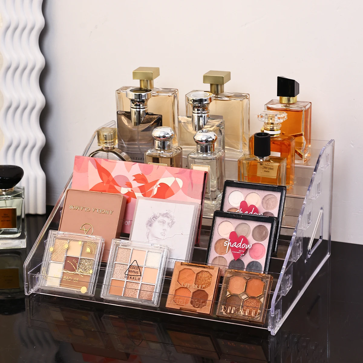 قطعة واحدة من رف عرض مستحضرات التجميل متعدد الطبقات من الأكريليك المتدرج، منظم سطح المكتب المحمول، صندوق تخزين صينية ظلال العيون