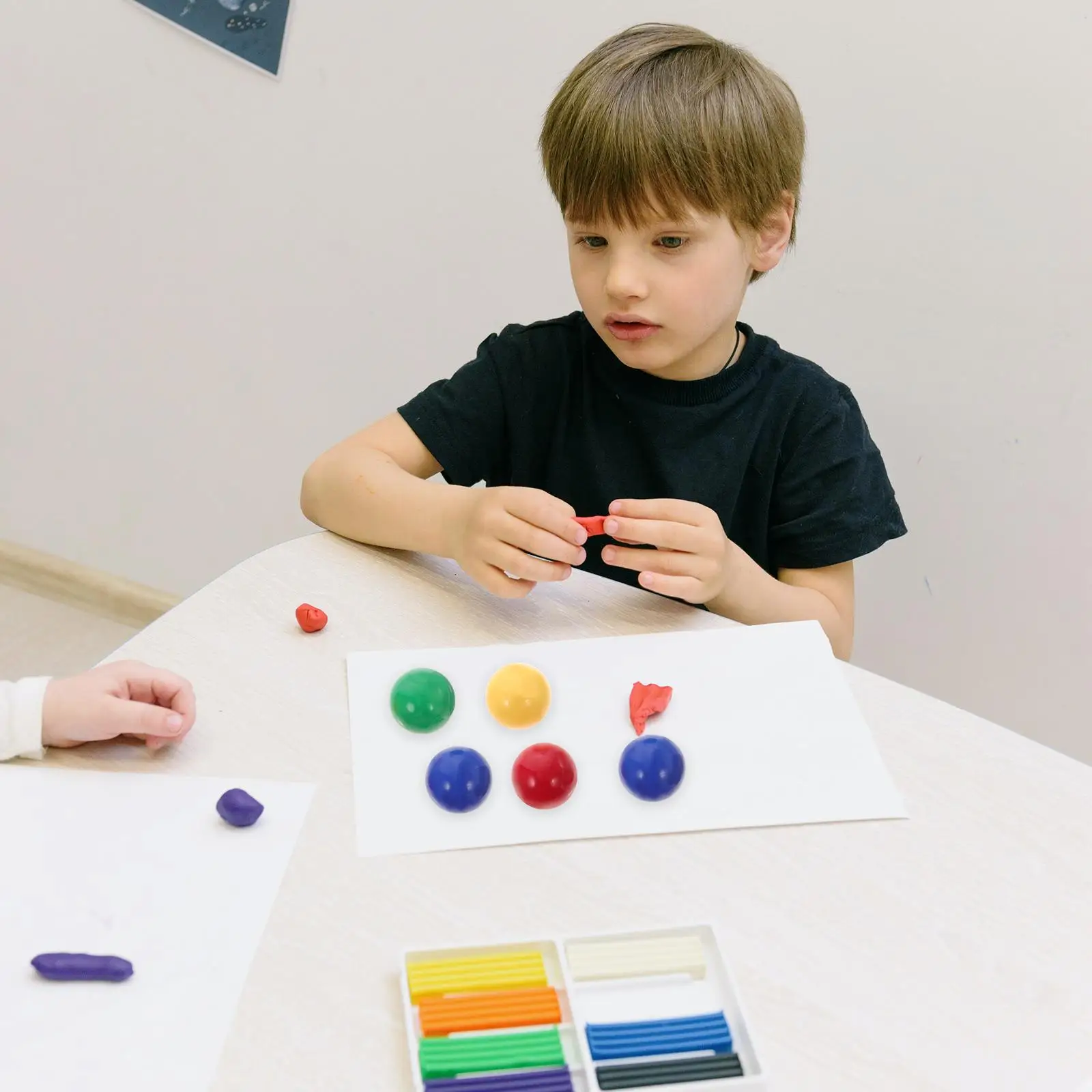 48 قطعة من ألعاب الكرة المساعدة في تدريس الرياضيات للأطفال كرات الرخام للكرة والدبابيس البلاستيكية المستديرة للأطفال الصغار الملونة