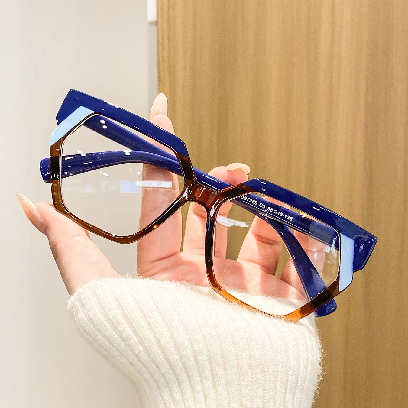 1 Pair of Women's Polygonal Multi-Color Decorative Glasses, Trendy and Eye-Catching, Stylish and Unique Women's Non-Prescription Glasses, Suitable for Girls' Gatherings, Casual Outings, Store Visits, and Outdoor Photog
