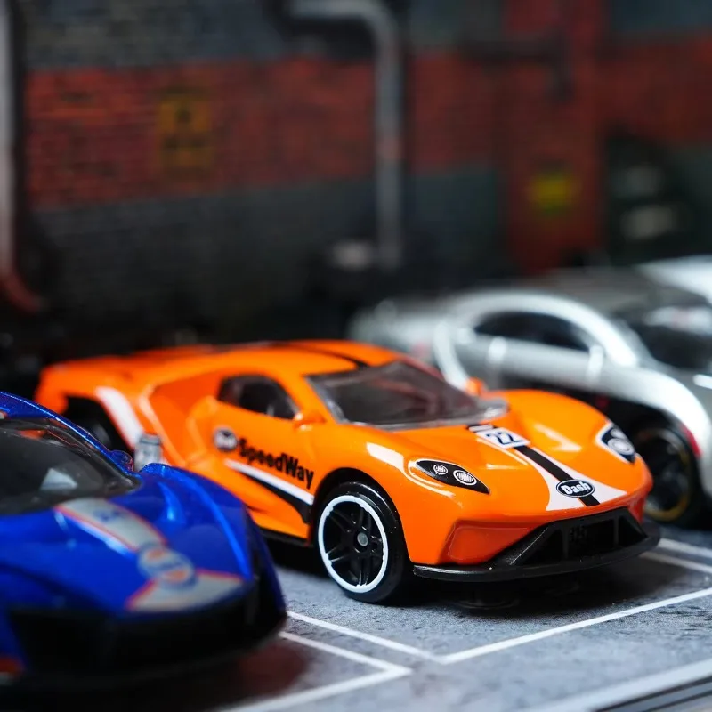 1:64 Orange Alloy Supercar Model, Alloy Body, Exquisite Interior Details, Suitable for Display Collection, Car Fans Play, Deskto