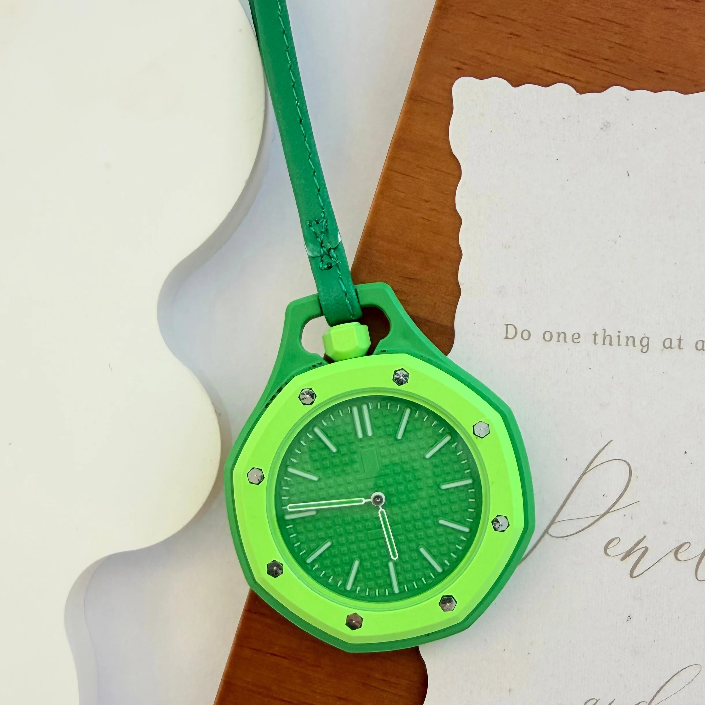 Reloj de bolsillo octogonal Dopamine Macaron, reloj colgante de cuarzo unisex estilo Royal Pop, con correa de cuero del mismo color, reloj accesorio de moda para bolso, reloj colgante portátil con puntero, adecuado para regalos de cumpleaños