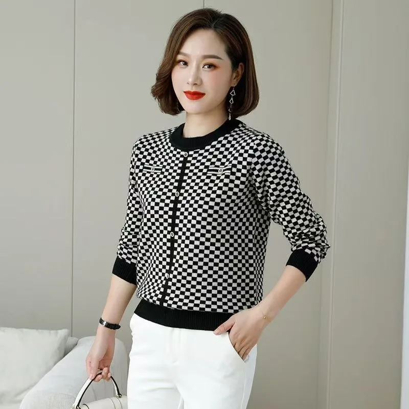 

Autumn and Winter Fashionable Long-sleeved Plaid Contrast Button Cardigan Sweater Loose Bottoming Sweater Top