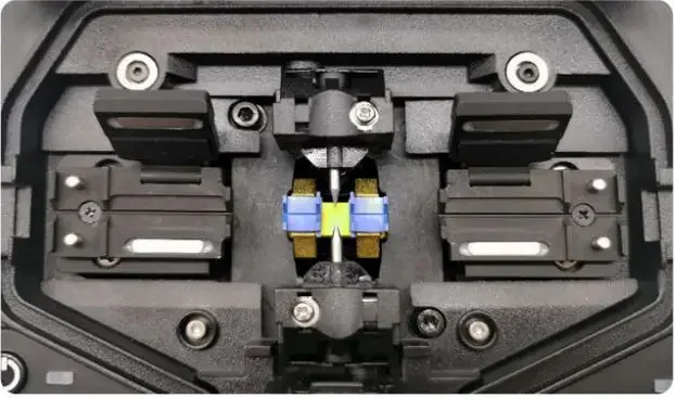 Máquina de empalme de soldadura de fibra óptica Ftth, electrodo empalmador de fusión, Max Reci Raycus fuente láser, precio al por mayor