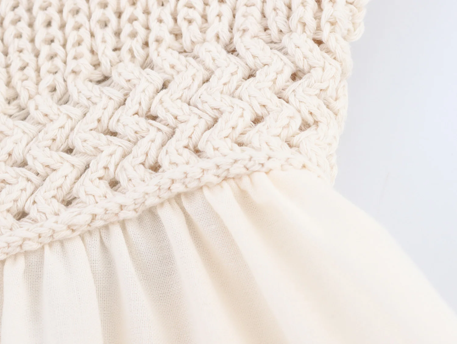 Damska francuska dzianinowa spódnica łączonej z beżową sukienką bez pleców z długim haftowanym paskiem z kokardą na lato 2025