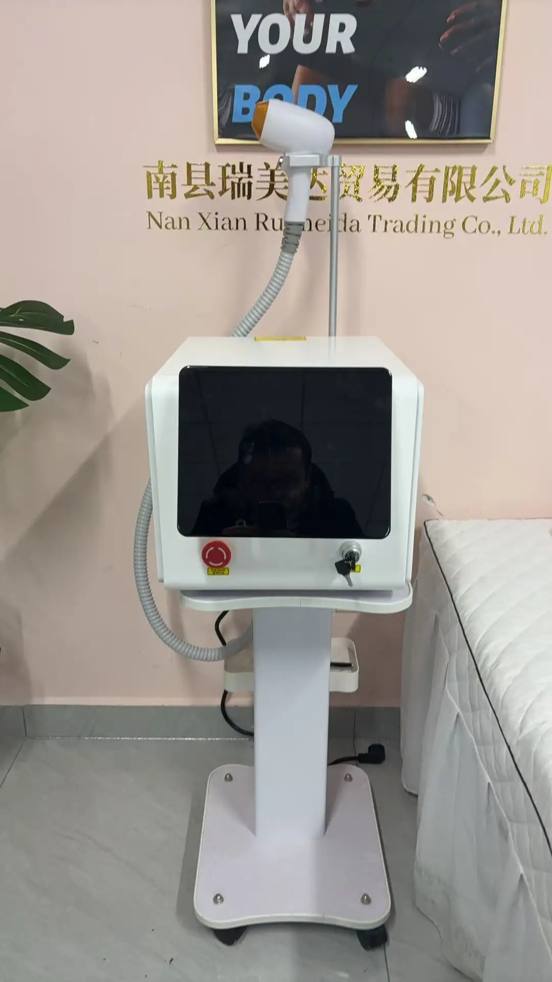 

Лазерный диодный аппарат Ice Platinum 4000 Вт, 3 длины волны (755/808/1064 нм), для безболезненного удаления волос, подходит для салонов красоты и домашнего использования