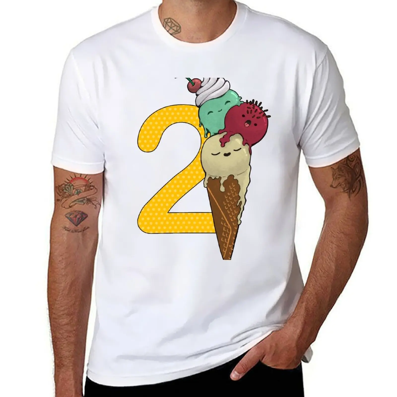 Amarillo con puntos y helado con vainilla, pistacho y fresa cumpleaños 2 años Camiseta anime camiseta