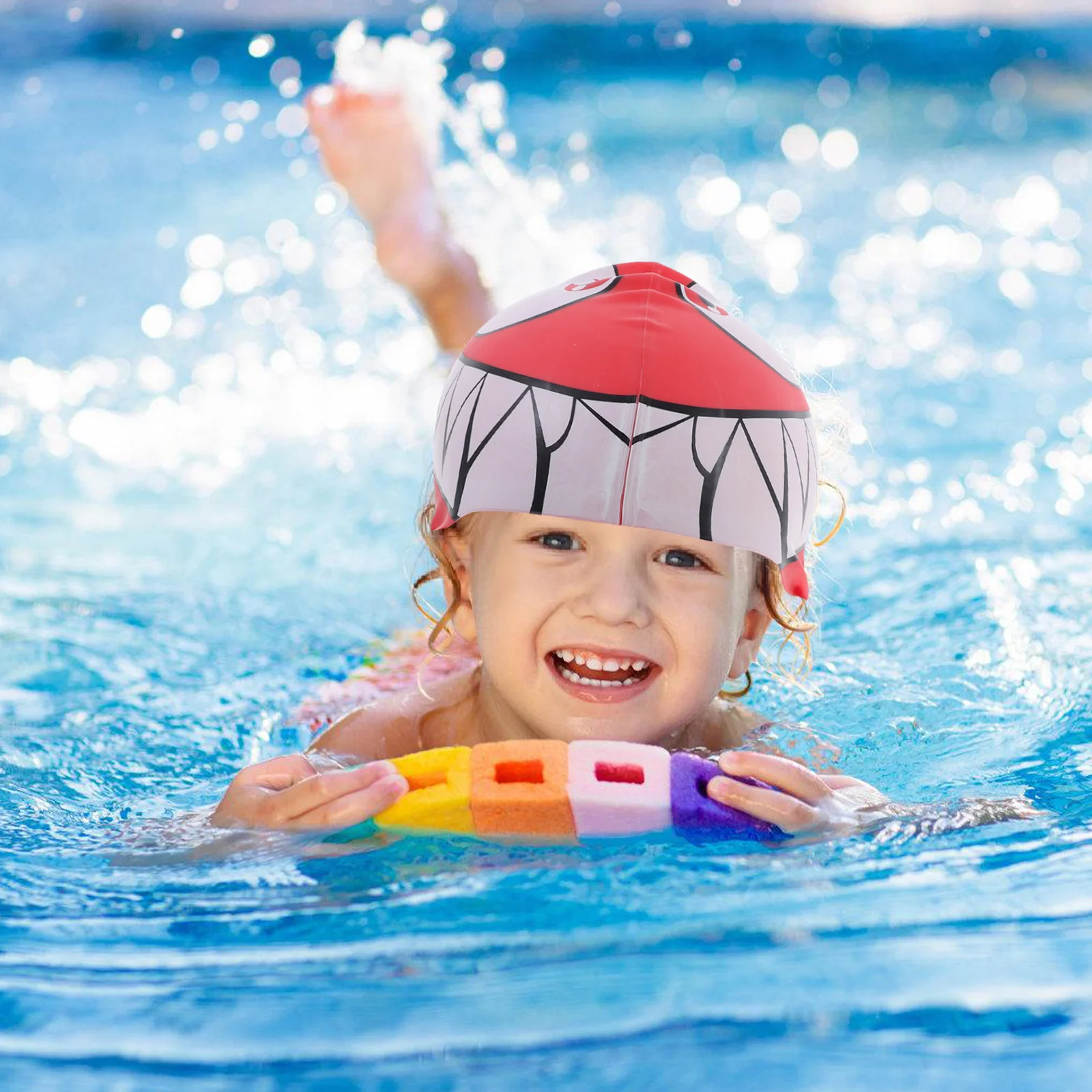 قبعة سباحة مقاومة للماء على شكل سمكة من السيليكون للأطفال، كارتون القرش الأحمر، مرنة خفيفة الوزن، مرنة لحماية الشعر، تصميم مرن