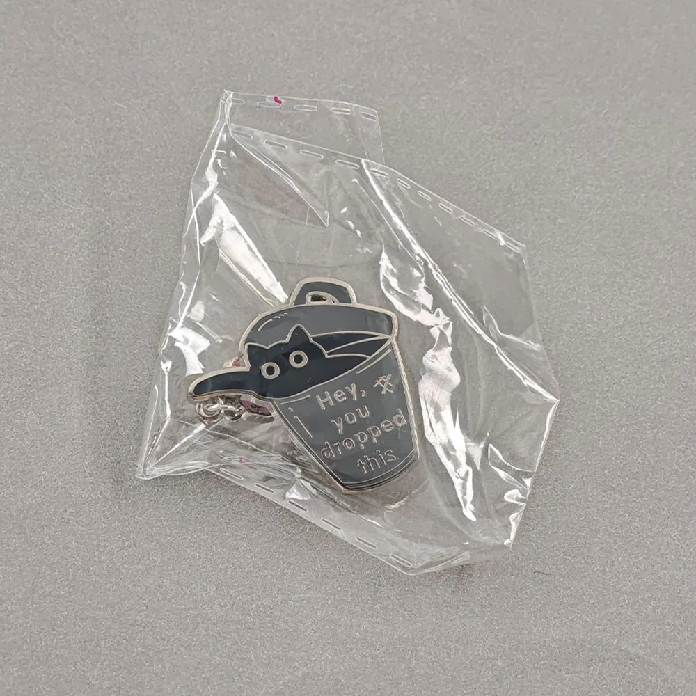 Lustige Emaille-Pins mit Schwarzer Katze und Mülleimer, „Hey, das hast du fallen lassen, du Idiot“-Broschen, sarkastische Meme-Metallabzeichen, Anstecknadel für Rucksack – Detail 10
