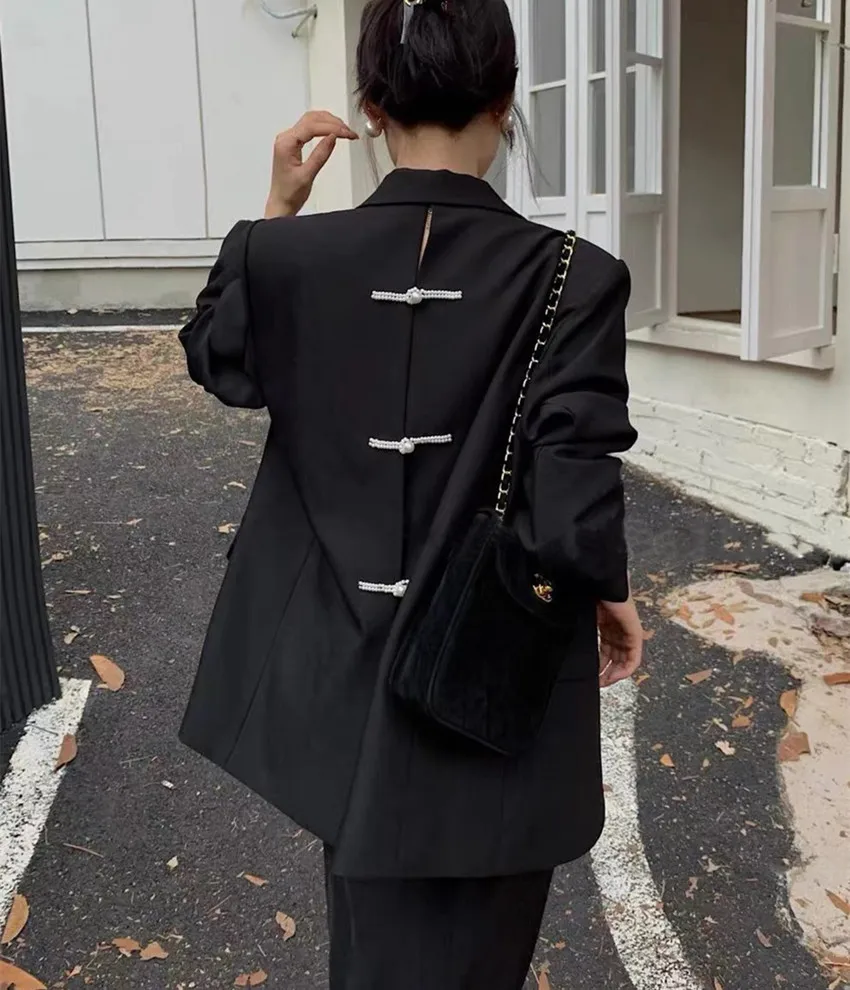 

2024 New Autumn Black Notched Neck Blazer Coat Chic Fashion Design Women Back Pearls Single Breasted Pockets Loose Suit Outwear