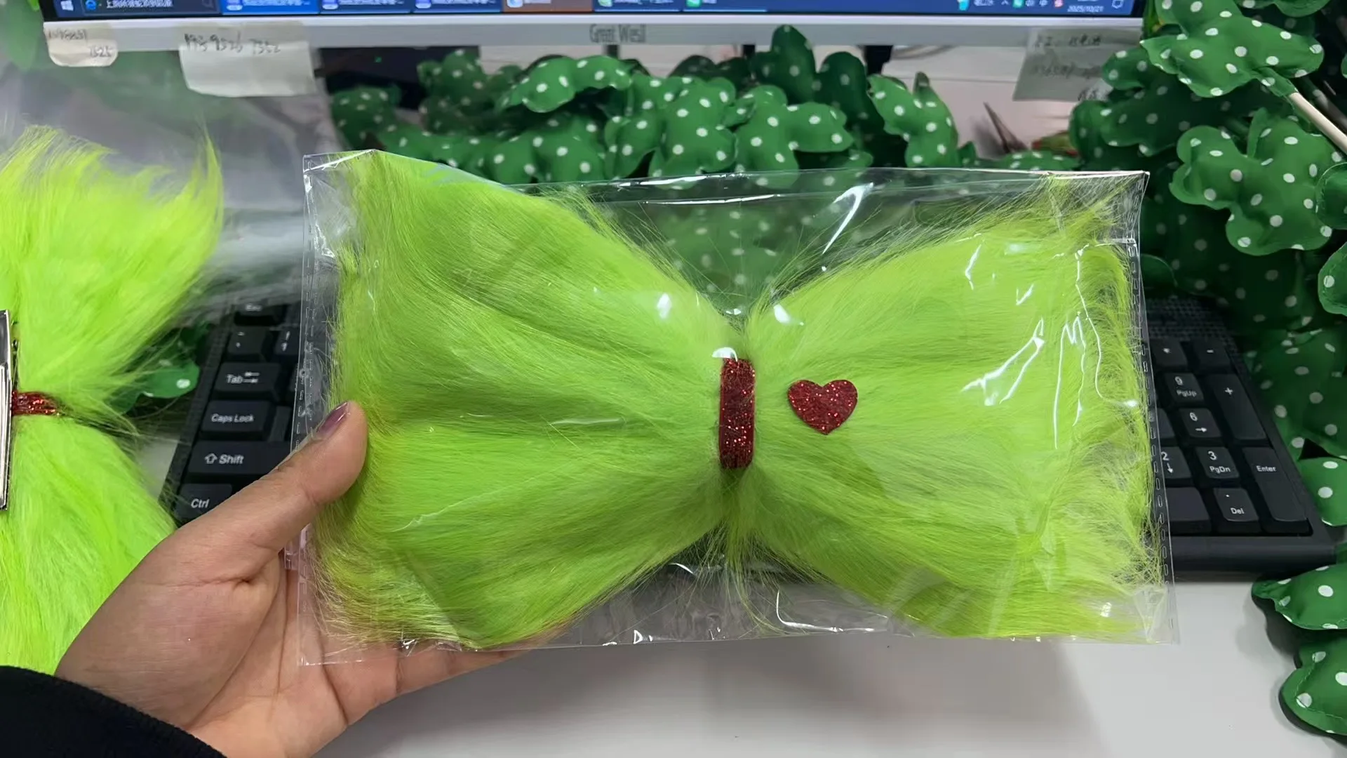 منتجات جديدة عيد الميلاد غرينش الأخضر إكسسوارات الشعر الفتيات عيد الميلاد الأخضر الفراء عقال القبعات ماكياج الكرة مضحك الدعائم دبابيس الشعر