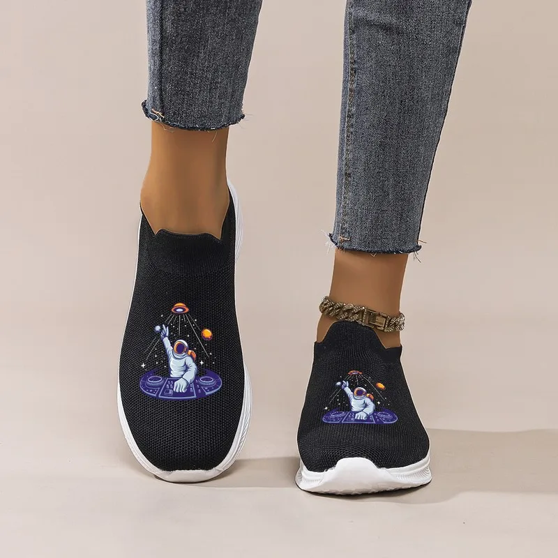 Zapatos informales sin cordones de malla negra para mujer con estampado de astronauta: transpirables y cómodos para uso diario, compras y salidas en el campus