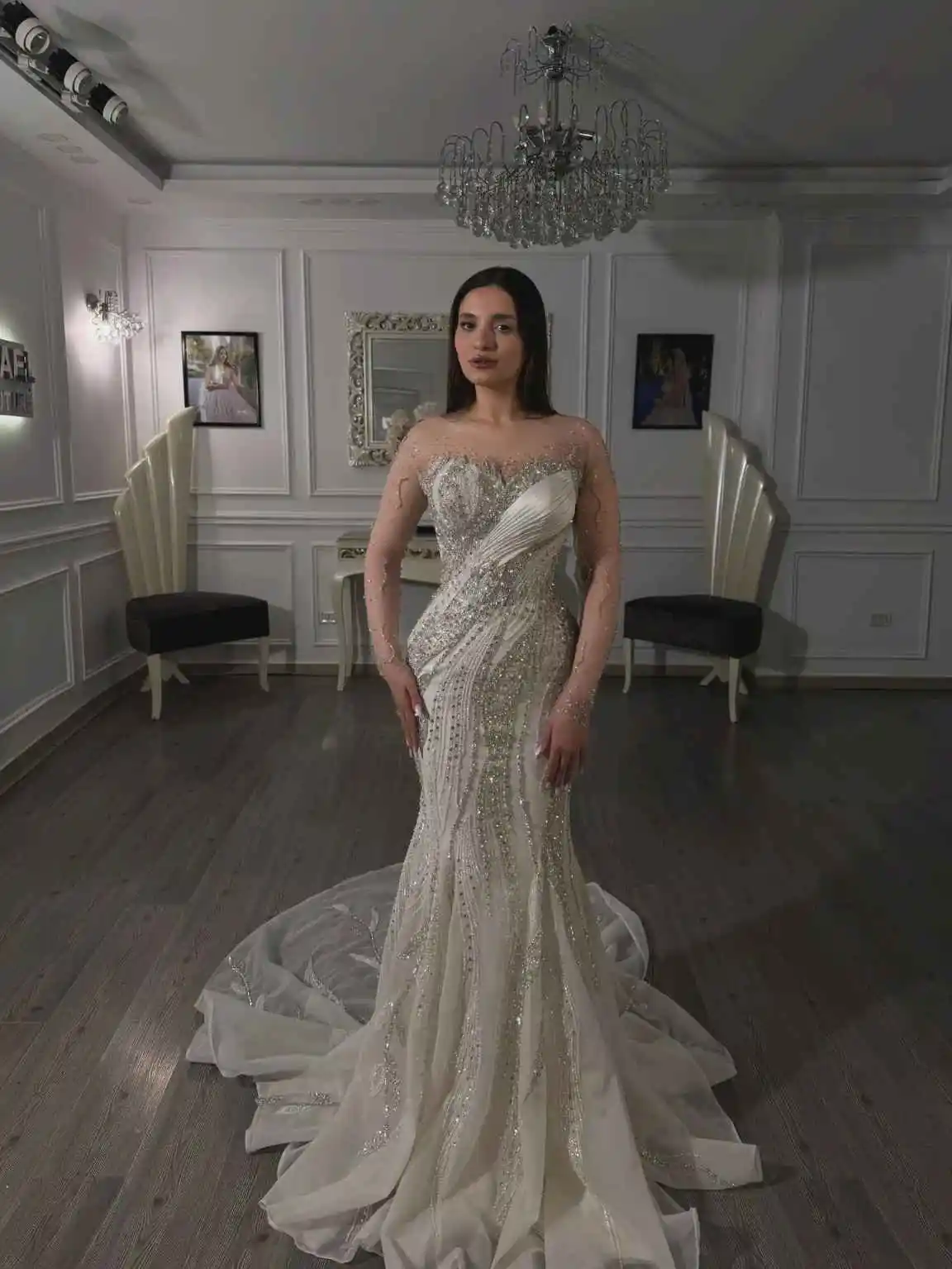 Eleganckie suknie ślubne z kryształami, prześwitujący dekolt, długi rękaw, odpinany tren, zdobione koralikami, szyte na miarę.