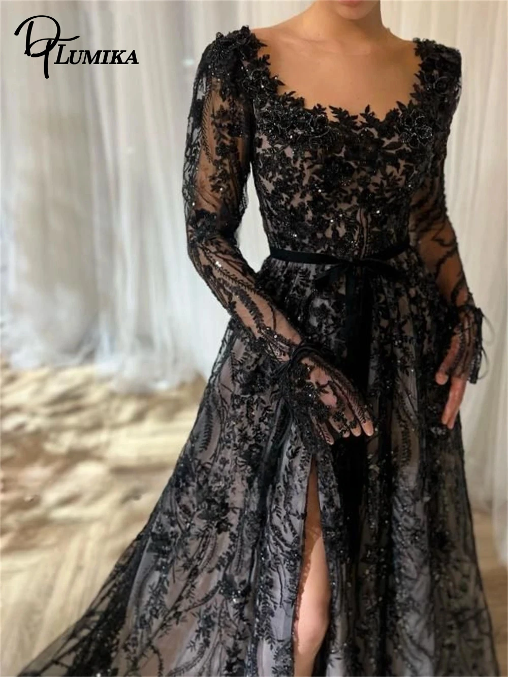 فستان سهرة أنيق بأكمام طويلة ومزين بالخرز ورقبة سكوب مخصصة للحفلات الراقصة بفتحة جانبية وقطار محكمة