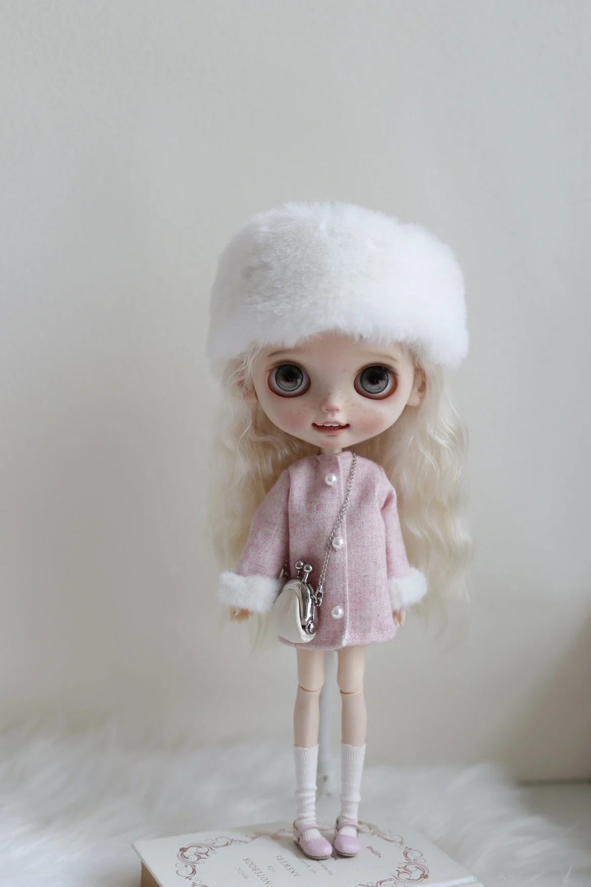 

Blythe doll clothes are suitable for 1/6 ob24 size new pink plush coat and white plush headwear a two piece set for winter women