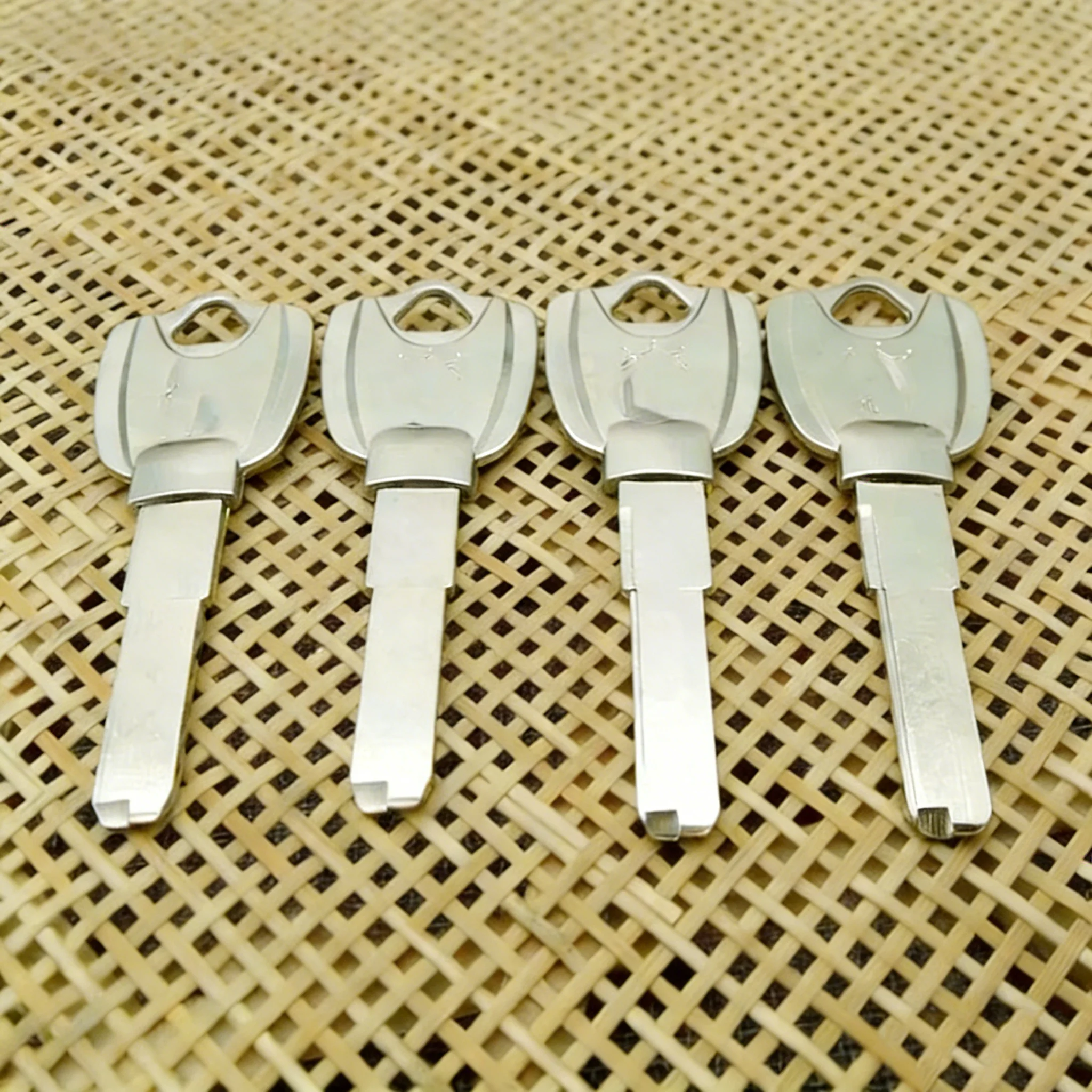 

10 шт. заготовок ключей для электронных замков, широкие плоские, типа «мать-и-дитя»