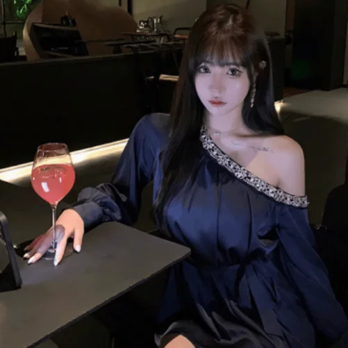 ​ ​ 프렌치 스모크 드레스 봄 여름 리퀴드 새틴 비대칭 오프 숄더 크리스탈 비즈 디테일 글램 엣지 맥시 길이 ​ ​