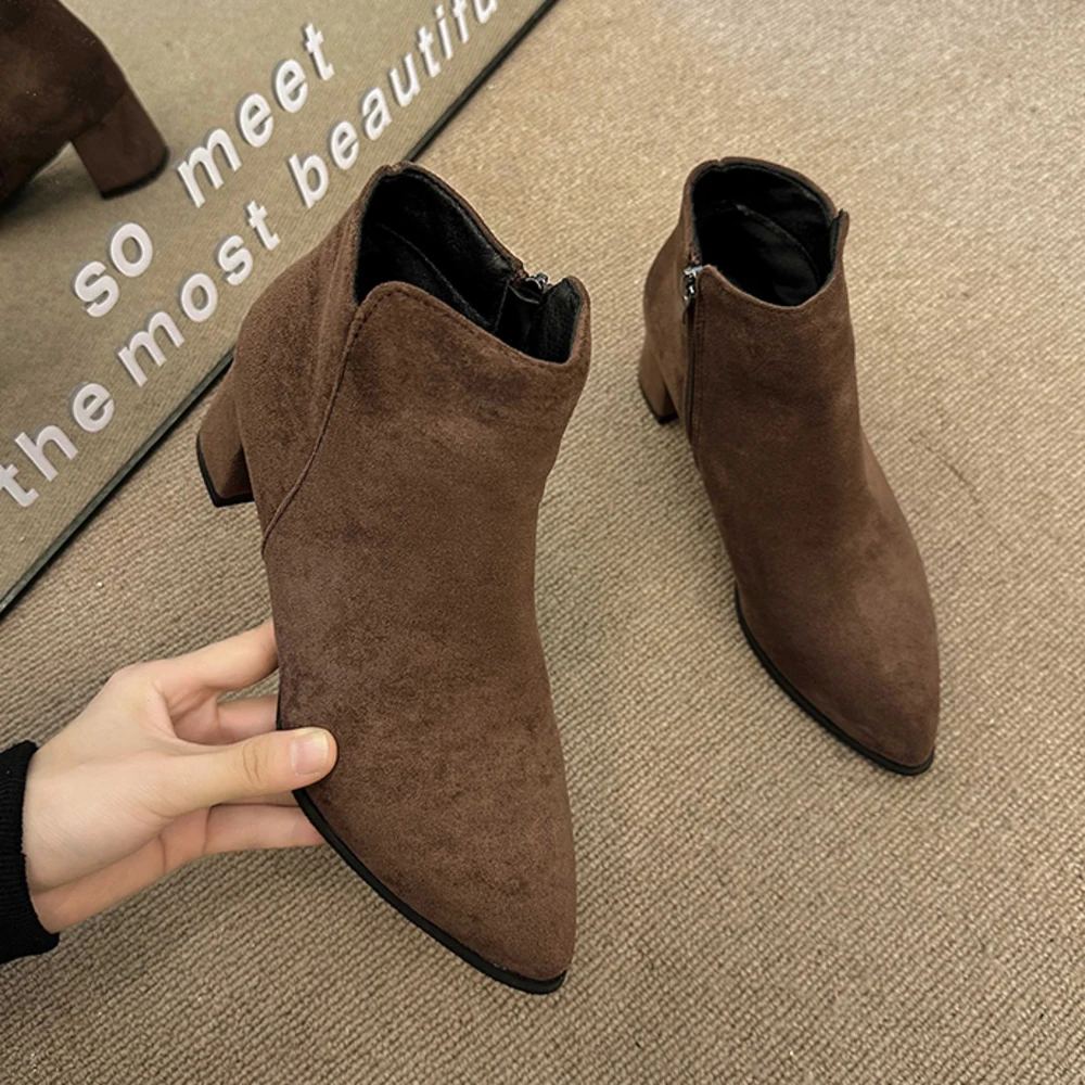 

Женские зимние сапоги 2026: Новые замшевые элегантные женские теплые сапоги, модные на среднем каблуке, шерстяные теплые женские ботильоны