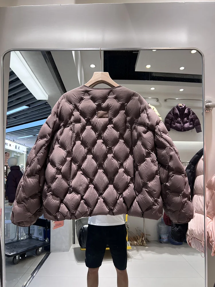 سترة نسائية شتوية جديدة لعام 2025 90 بنمط قصير ورقبة دائرية منقوشة بالألماس فضفاضة وبسيطة سترة بيضاء مبطنة للأسفل #5