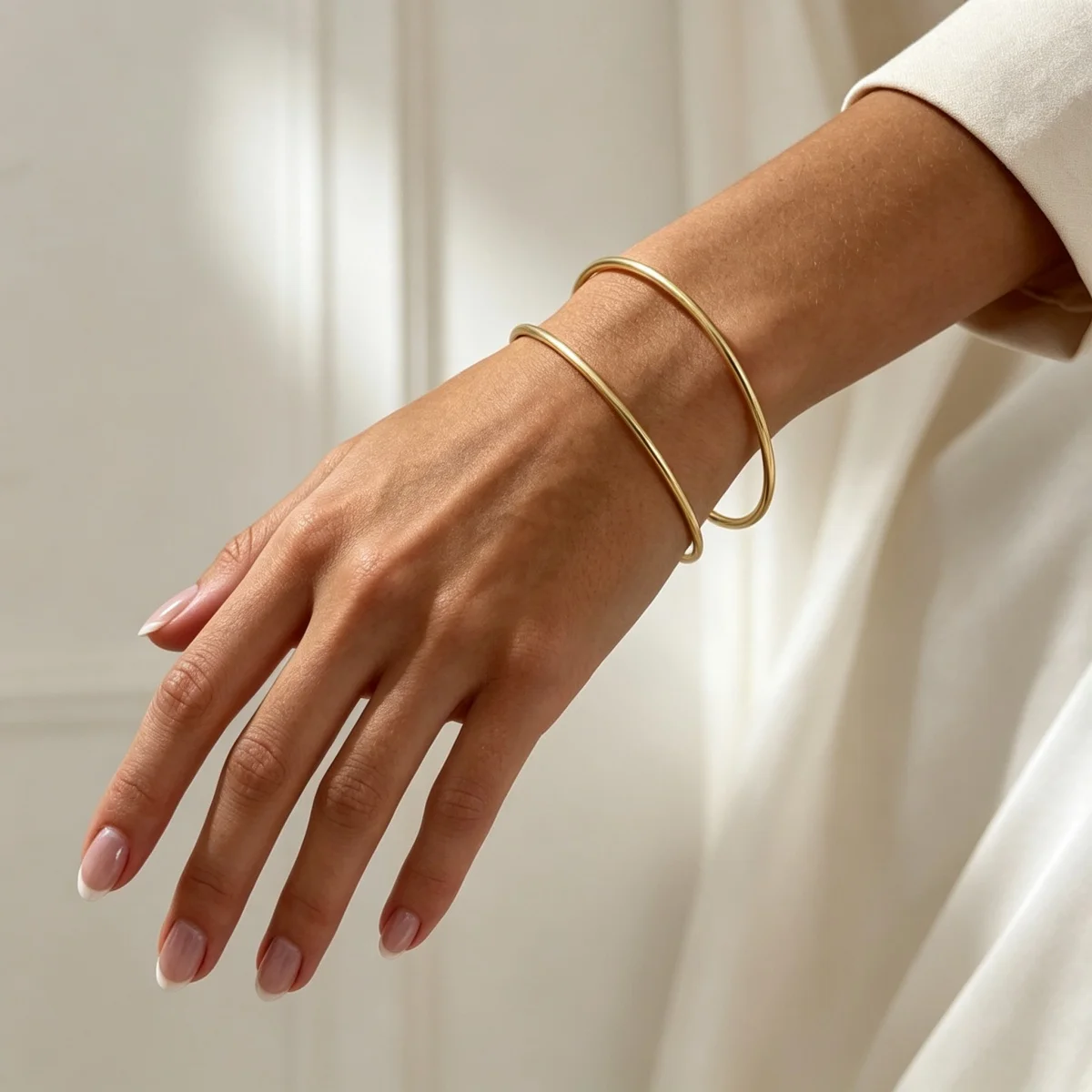 Einfache Edelstahl-Metall-Armreifen für Damen und Herren im Nischen-Stil mit geometrischen Spiralstreifen, offener Armreif-Schmuck. – Detail 10