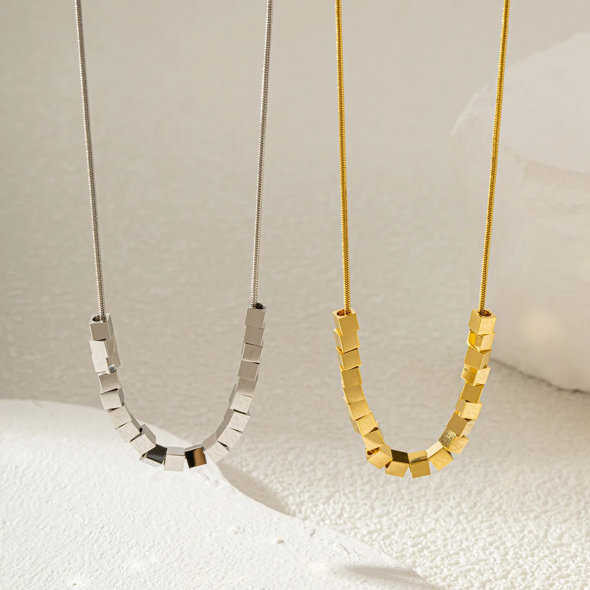 

New retro minimalist design square pendant niche stainless steel necklace for women, versatile for layering, high-end neck chain