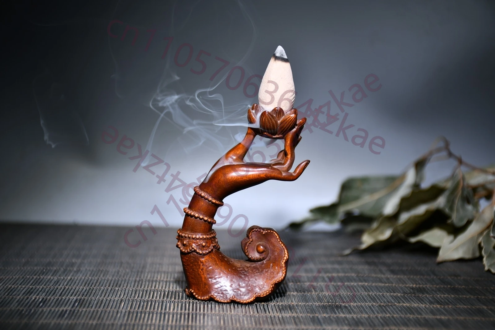 

3.1-дюймовая подставка для благовоний из китайского боксвуда с ручной гравировкой Будды