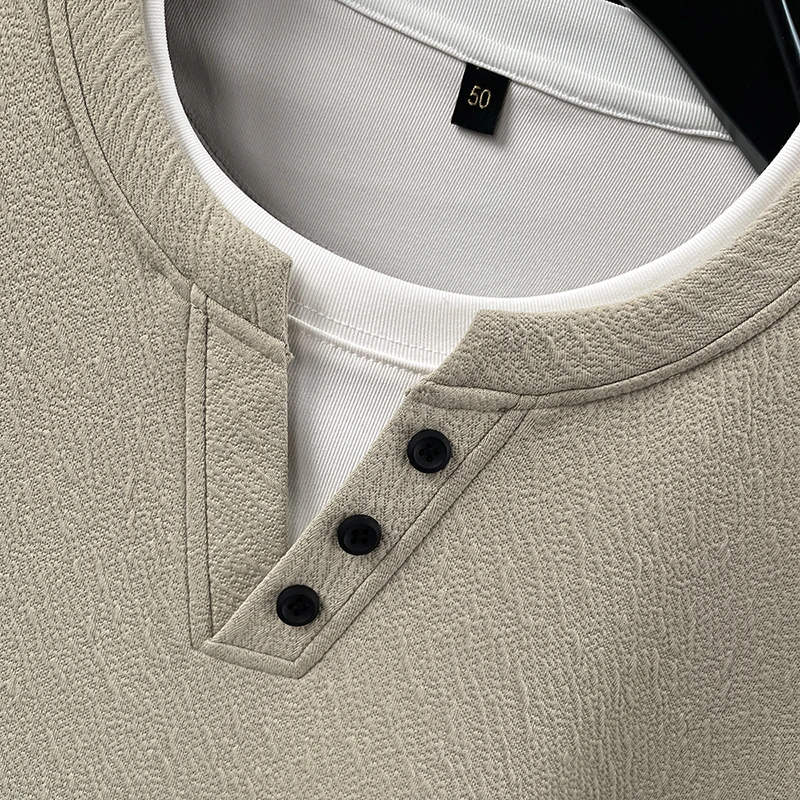 Herbstliche Herren-T-Shirts mit Rundhalsausschnitt und Fake-Two-Design, exquisit besticktes Langarm-Oberteil mit Rundhalsausschnitt, lässige Mode-Markenkleidung für Männer. – Detail 7