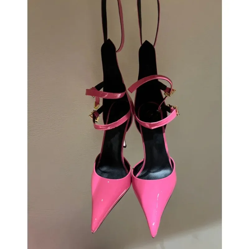 Sommerliche High-End Neue Metall-Stiletto-Sandalen Modische Spitze Laufsteg-Schuhe Sexy Nachtclub-Party Hochzeit High Heels