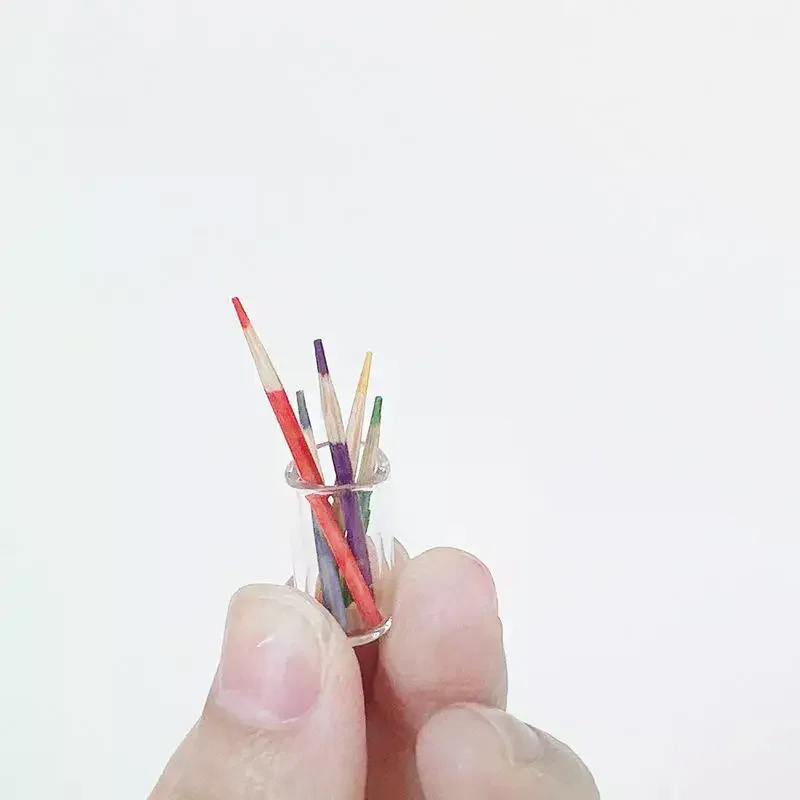 6Pcs Puppenhaus Lernen Szene Zubehör 1:12 Puppenhaus Miniatur Kleine Stift Tasse Halter Mit Farbe Bleistift