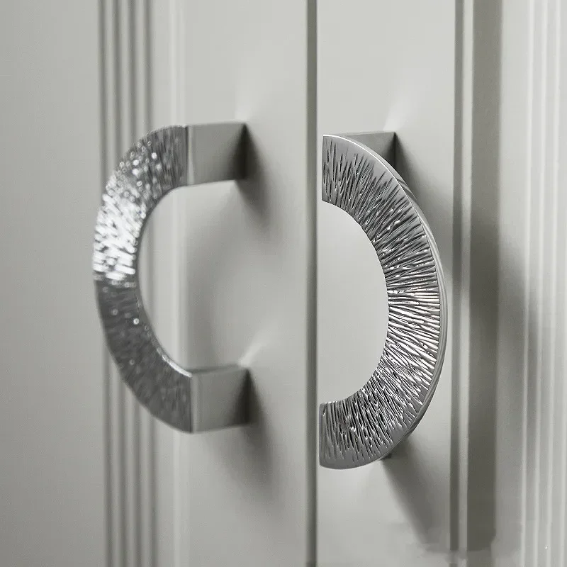 真鍮直線ハンマーパターンシルバーハンドルライト高級引き出しキャビネットドアワードローブハンドルクロームメッキアンティークハンドル