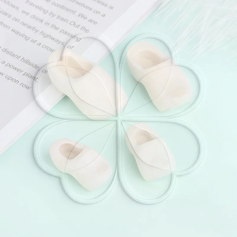 1Pair 1/12 Dollhouse Miniature Wooden Shoes Simulation Scene Collocation Model DIY Accessories