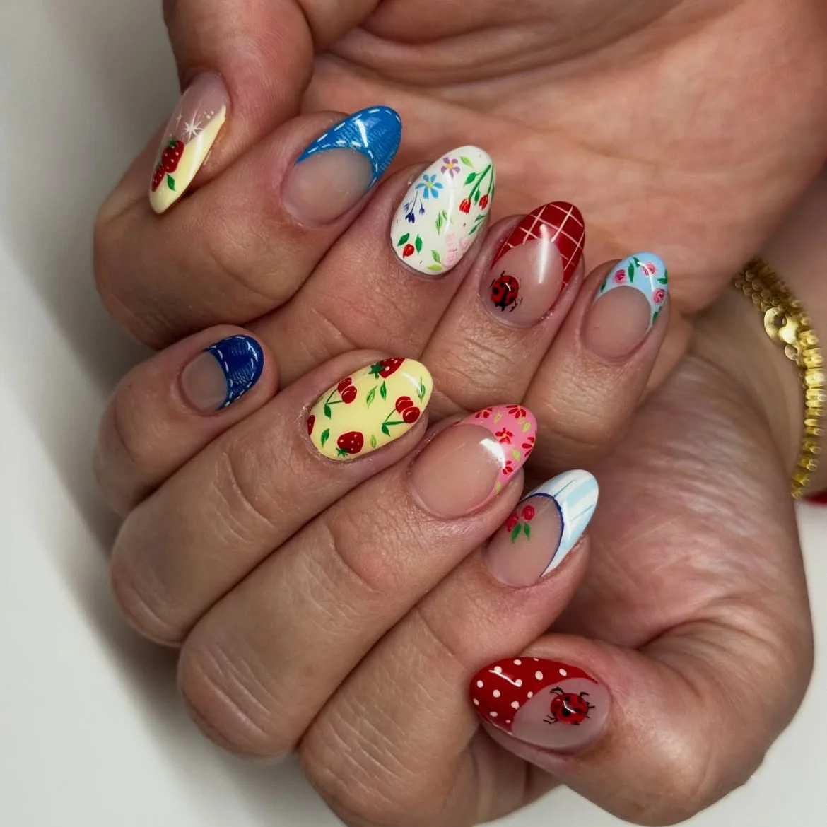 

24Pcs Colorful French Flower Press on Nails Tips Strawberry Cherry Ladybug Fake Nail Short Round Wearable Full Cover False Nails