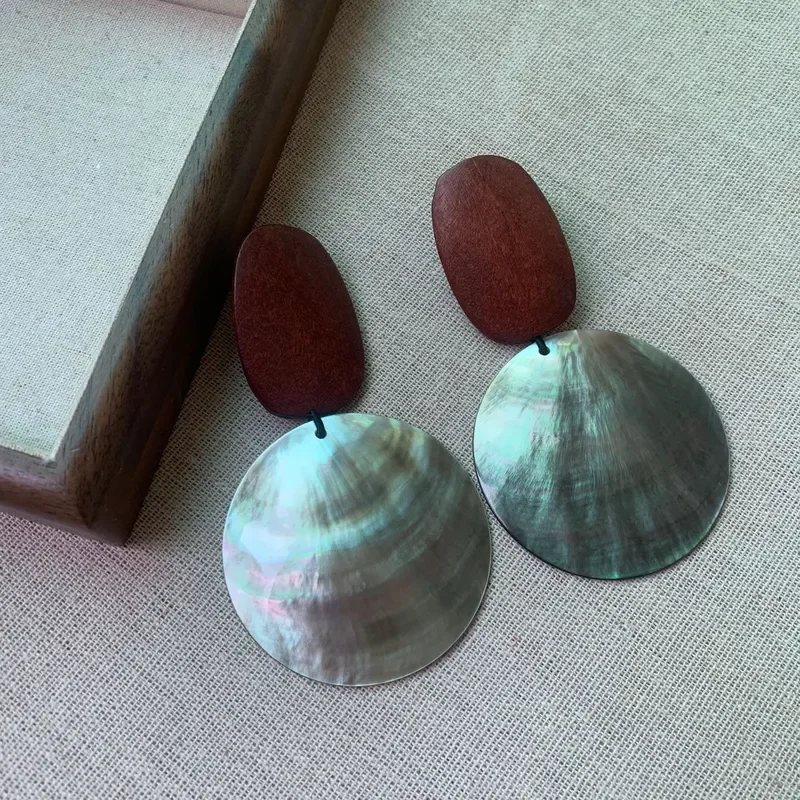 Retro premium black butterfly shell natural shell natural texture earrings log light luxury fashion commuter earrings