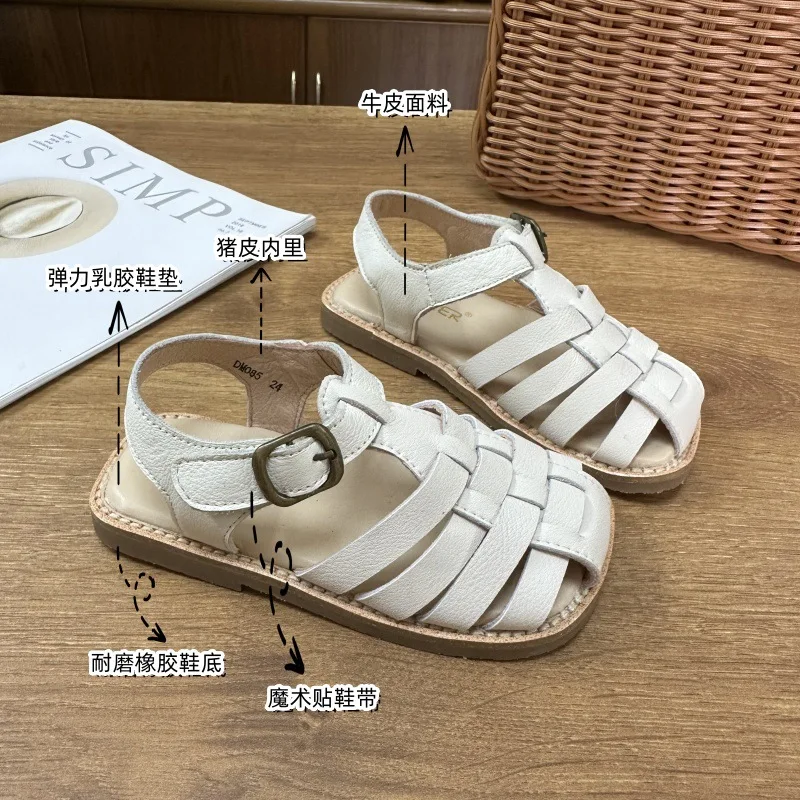 Sandali per bambini 2024 estate nuovo fondo morbido moda in pelle ragazze sandali per bambini scarpe da spiaggia traspiranti vuote scarpe per bambini