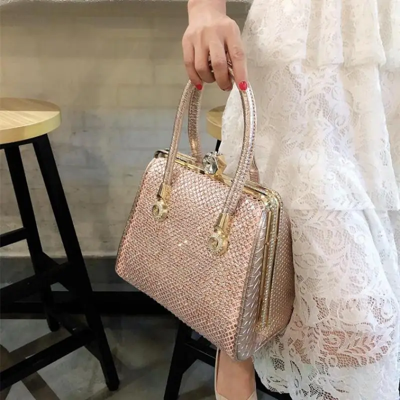 

2023 New Light Luxury Fashion Diamond Inlaid Metal Frame Lock Clip Bag Classic Noble Luxury Brand Evening Banquet Women Handbag