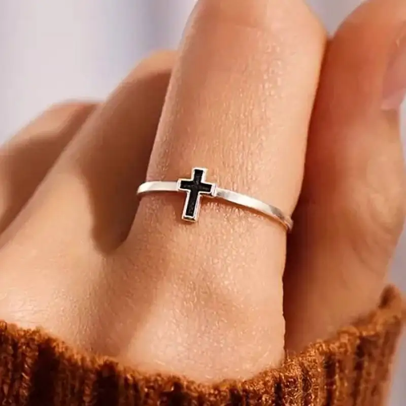 Huitan Schwarzer Kreuz-Damenring, silberfarben, einfacher Stil, Party, Alltag, modisch, vielseitig, weibliche Finger-Accessoires, ausgefallener Schmuck