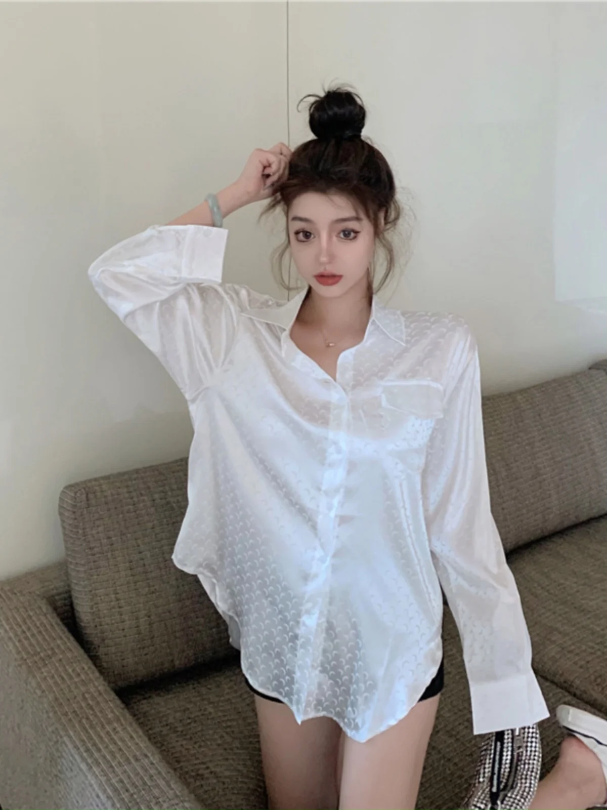 

Faionable Moon Print Long Sve White irt Loose Fit Hong Kong Sle Top Sun Protection Commute Sle Korean Version Butt...