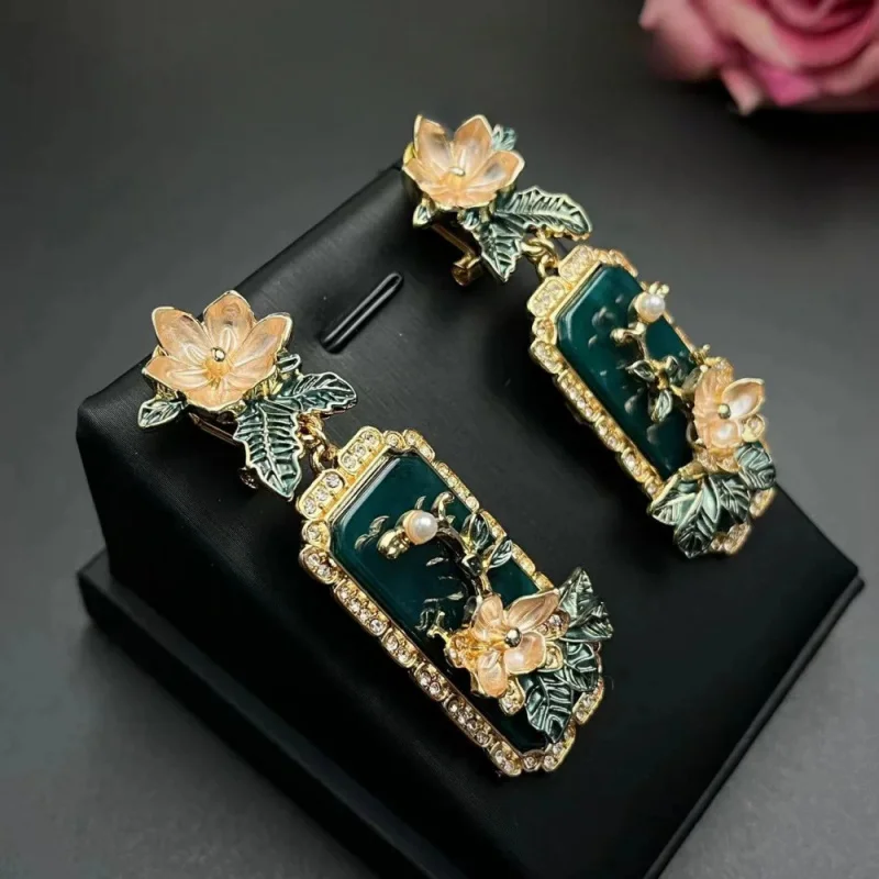 New Fashionable High-End Middle-Aged Imitation Jade Carved Glass Pearls Retro Earrings For Women Jewelry Accessories Wholesale