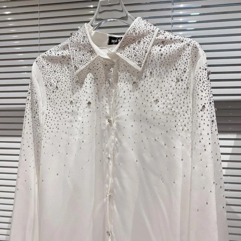 قميص حريري نسائي بتصميم متدرج من سلسلة دارك، بأكمام طويلة وطوق بولو، بأزرار، بتصميم مستقيم، من تشكيلة خريف 2025 الجديدة.