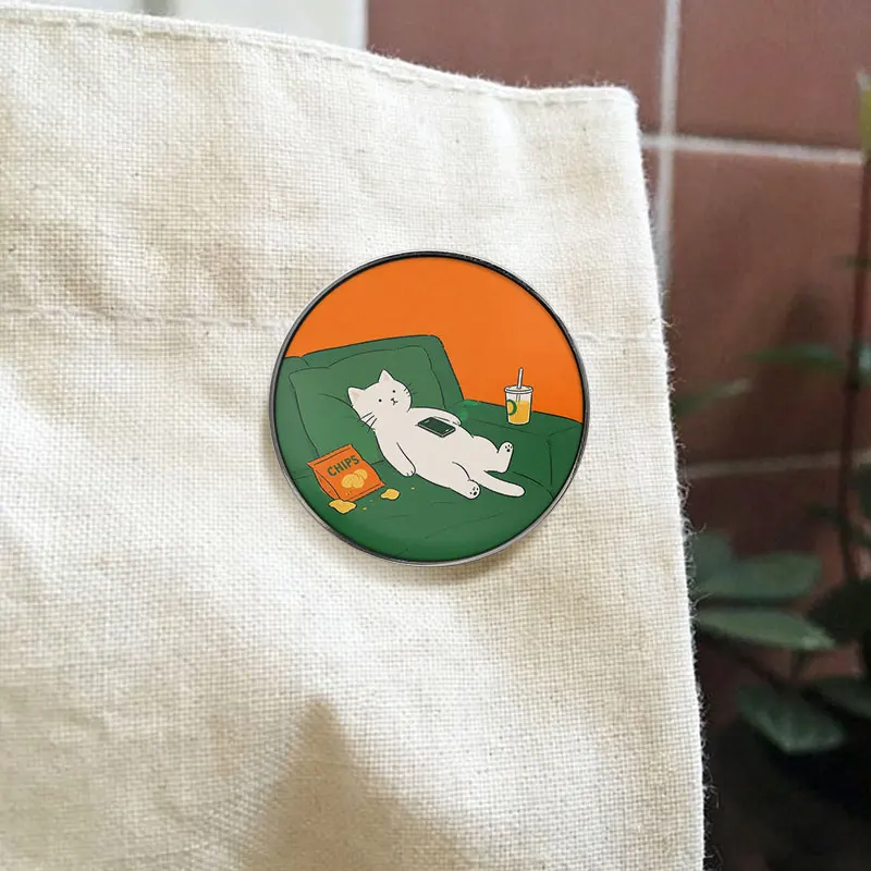 Funny Cat Lying on Green Sofa UV Printing Pin Lazy Pet Relaxing Brooch Backpack Lapel Badge Jewelry Gift for Friends