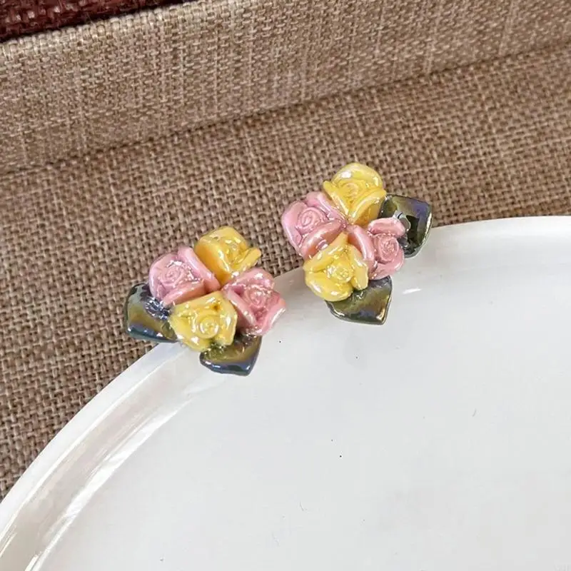 Zarte Porzellanblumenohrringe mit Keramik Rose Designs für Frauen – Detail 4