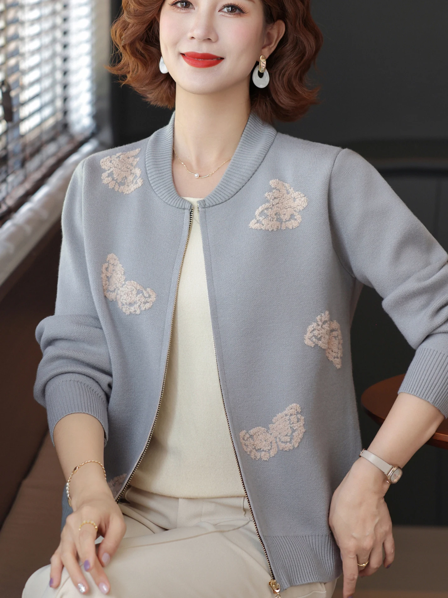 

Модный трикотаж с вышивкой, кардиган на молнии, женский свободный бейсбольный воротник, свитер для мамы, джет, осенняя одежда, повседневная одежда