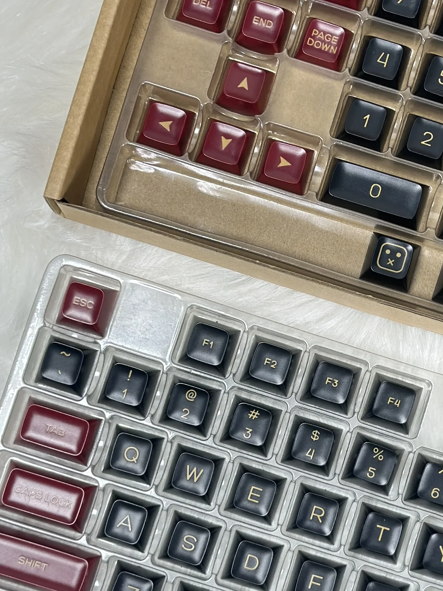 

Red PBT two-color keycaps SA height full set of two-color injection molding keycaps GMK75/87/98, etc