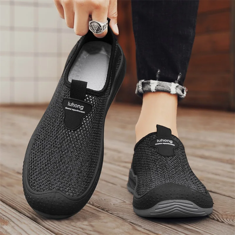 Tênis leve e respirável masculino, calçados esportivos casuais, moda verão, de slip-on, tamanho 39-44, novo, 2024