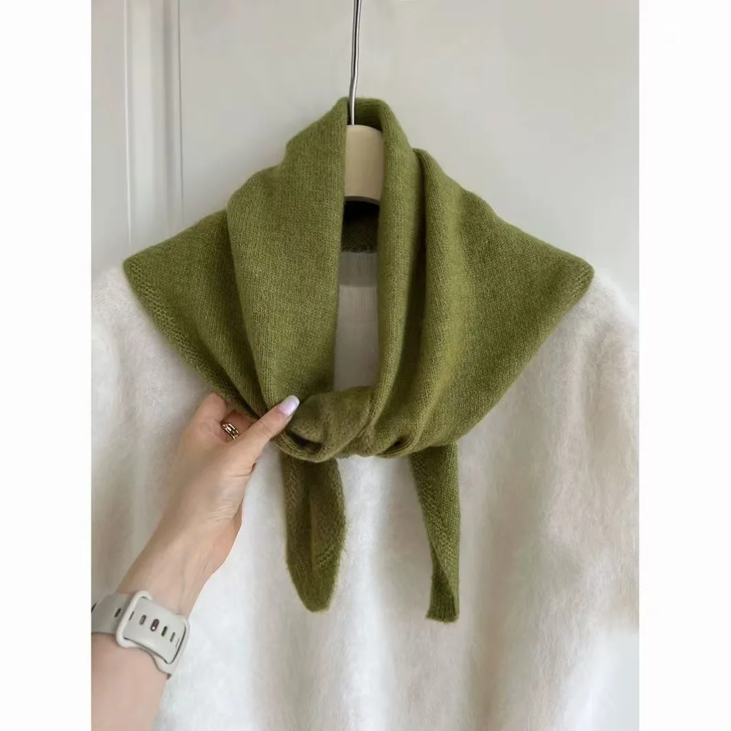 

Women's wool-blend knitted triangular scarf, headscarf, knitted scarf - multifunctional, warm and versatile