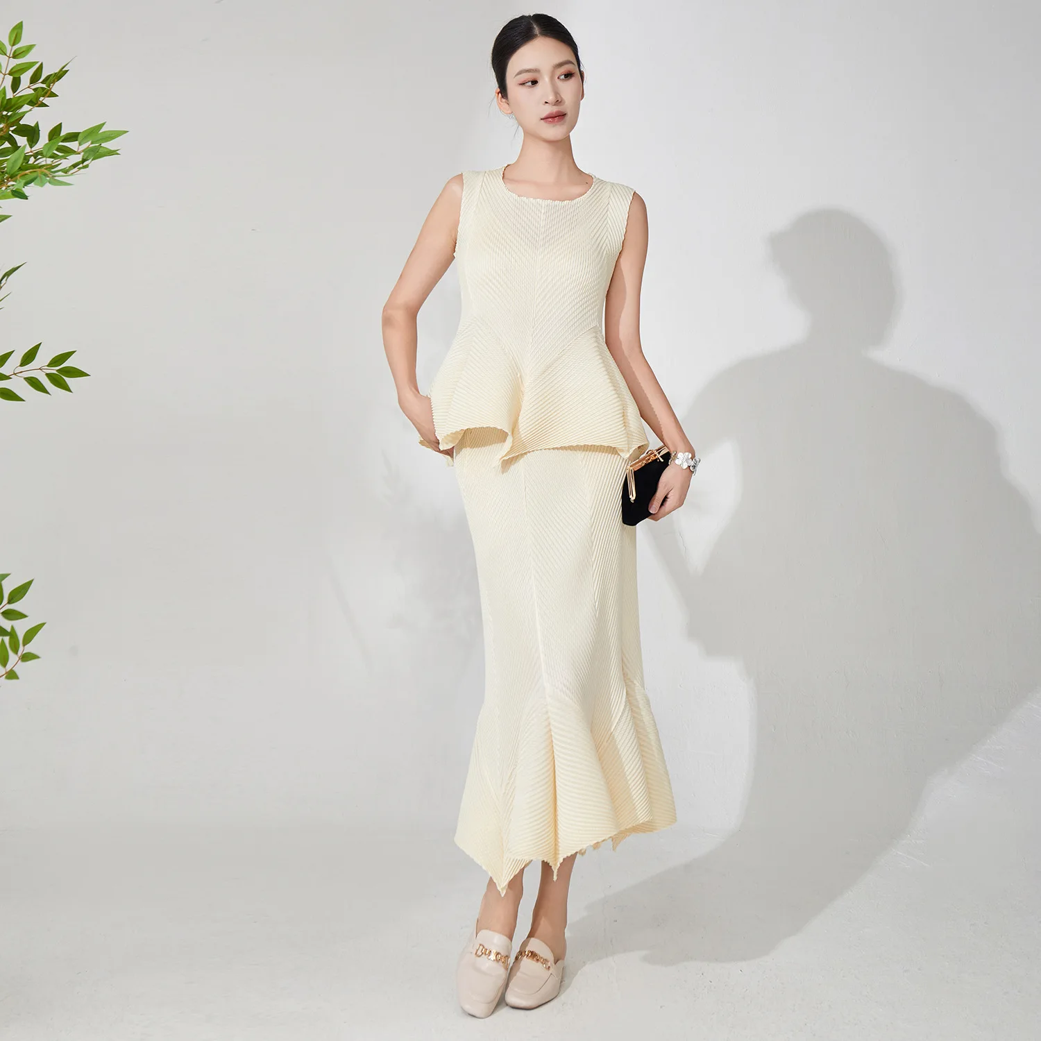 

Miyake High-end Women's Pleated Suit 2006 New Ruffled Short-sleeved T-shirt + Fishtail Skirt Casual Elegant Party Two-piece Set