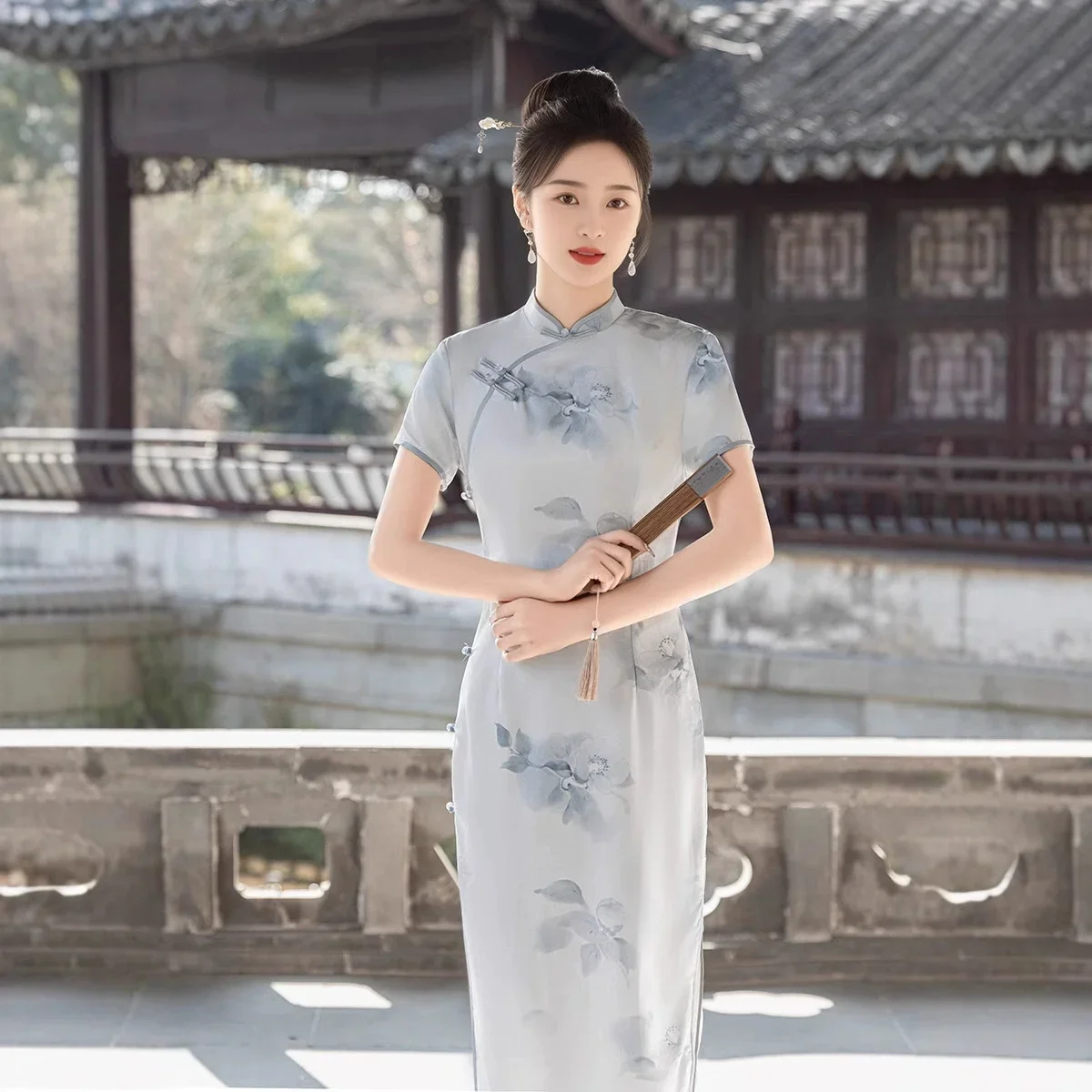 

Весна/Лето 2023, новый стиль, улучшенный длинный шелковый Cheongsam, новый китайский стиль с короткими рукавами для похудения, Young Qipao