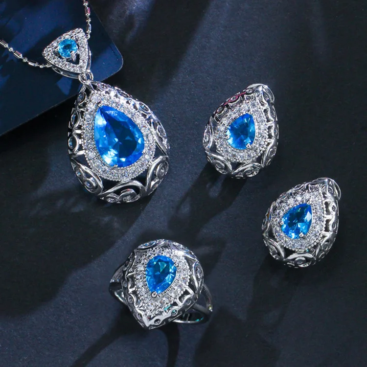 

Популярный ретро-комплект украшений: серьги, колье, кольцо — набор из трех предметов, инкрустированный цирконом и покрытый настоящим золотом.